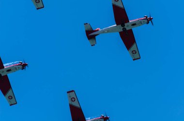 Torre Del Mar, İspanya - 29 Temmuz 2018 uçakları uçan plaj bir sahil kasabasında, Andalusia içinde airshow akrobasi üzerinden