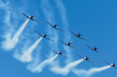 Torre Del Mar, İspanya - 29 Temmuz 2018 uçakları uçan plaj bir sahil kasabasında, Andalusia içinde airshow akrobasi üzerinden