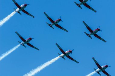Torre Del Mar, İspanya - 29 Temmuz 2018 uçakları uçan plaj bir sahil kasabasında, Andalusia içinde airshow akrobasi üzerinden