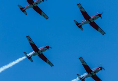 Torre Del Mar, İspanya - 29 Temmuz 2018 uçakları uçan plaj bir sahil kasabasında, Andalusia içinde airshow akrobasi üzerinden
