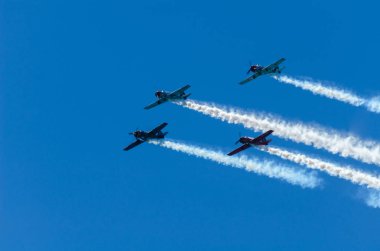 Torre Del Mar, İspanya - 29 Temmuz 2018 uçakları uçan plaj bir sahil kasabasında, Andalusia içinde airshow akrobasi üzerinden
