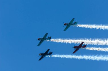 Torre Del Mar, İspanya - 29 Temmuz 2018 uçakları uçan plaj bir sahil kasabasında, Andalusia içinde airshow akrobasi üzerinden