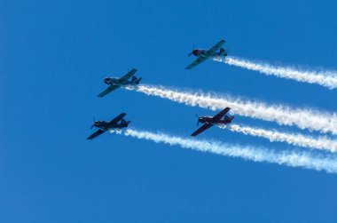Torre Del Mar, İspanya - 29 Temmuz 2018 uçakları uçan plaj bir sahil kasabasında, Andalusia içinde airshow akrobasi üzerinden
