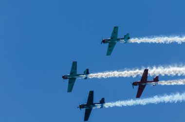 Torre Del Mar, İspanya - 29 Temmuz 2018 uçakları uçan plaj bir sahil kasabasında, Andalusia içinde airshow akrobasi üzerinden