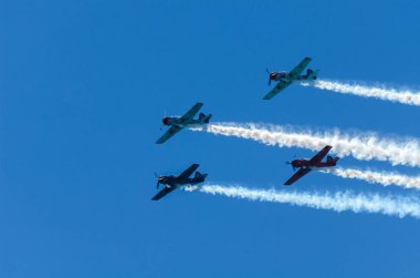 Torre Del Mar, İspanya - 29 Temmuz 2018 uçakları uçan plaj bir sahil kasabasında, Andalusia içinde airshow akrobasi üzerinden