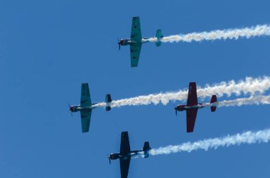 Torre Del Mar, İspanya - 29 Temmuz 2018 uçakları uçan plaj bir sahil kasabasında, Andalusia içinde airshow akrobasi üzerinden