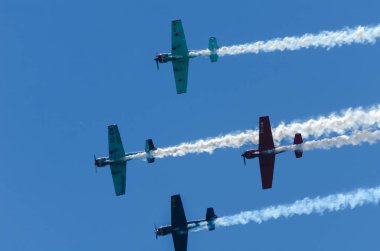 Torre Del Mar, İspanya - 29 Temmuz 2018 uçakları uçan plaj bir sahil kasabasında, Andalusia içinde airshow akrobasi üzerinden