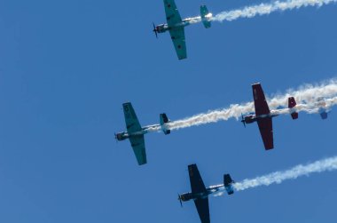 Torre Del Mar, İspanya - 29 Temmuz 2018 uçakları uçan plaj bir sahil kasabasında, Andalusia içinde airshow akrobasi üzerinden