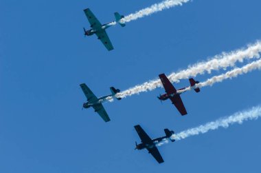 Torre Del Mar, İspanya - 29 Temmuz 2018 uçakları uçan plaj bir sahil kasabasında, Andalusia içinde airshow akrobasi üzerinden