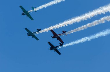 Torre Del Mar, İspanya - 29 Temmuz 2018 uçakları uçan plaj bir sahil kasabasında, Andalusia içinde airshow akrobasi üzerinden
