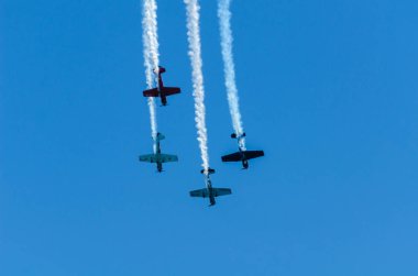 Torre Del Mar, İspanya - 29 Temmuz 2018 uçakları uçan plaj bir sahil kasabasında, Andalusia içinde airshow akrobasi üzerinden