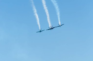 Torre Del Mar, İspanya - 29 Temmuz 2018 uçakları uçan plaj bir sahil kasabasında, Andalusia içinde airshow akrobasi üzerinden