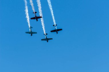 Torre Del Mar, İspanya - 29 Temmuz 2018 uçakları uçan plaj bir sahil kasabasında, Andalusia içinde airshow akrobasi üzerinden
