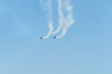 Torre Del Mar, İspanya - 29 Temmuz 2018 uçakları uçan plaj bir sahil kasabasında, Andalusia içinde airshow akrobasi üzerinden