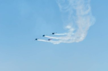 Torre Del Mar, İspanya - 29 Temmuz 2018 uçakları uçan plaj bir sahil kasabasında, Andalusia içinde airshow akrobasi üzerinden