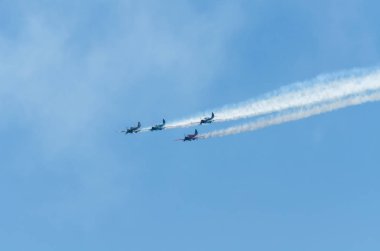 Torre Del Mar, İspanya - 29 Temmuz 2018 uçakları uçan plaj bir sahil kasabasında, Andalusia içinde airshow akrobasi üzerinden