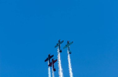 Torre Del Mar, İspanya - 29 Temmuz 2018 uçakları uçan plaj bir sahil kasabasında, Andalusia içinde airshow akrobasi üzerinden