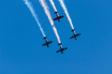 Torre Del Mar, İspanya - 29 Temmuz 2018 uçakları uçan plaj bir sahil kasabasında, Andalusia içinde airshow akrobasi üzerinden