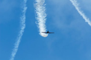 Torre Del Mar, İspanya - 29 Temmuz 2018 uçakları uçan plaj bir sahil kasabasında, Andalusia içinde airshow akrobasi üzerinden