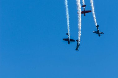 Torre Del Mar, İspanya - 29 Temmuz 2018 uçakları uçan plaj bir sahil kasabasında, Andalusia içinde airshow akrobasi üzerinden