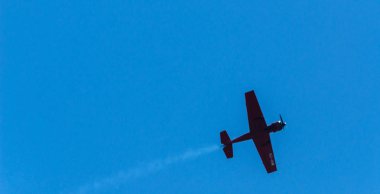 Torre Del Mar, İspanya - 29 Temmuz 2018 uçakları uçan plaj bir sahil kasabasında, Andalusia içinde airshow akrobasi üzerinden