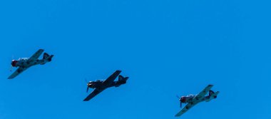 Torre Del Mar, İspanya - 29 Temmuz 2018 uçakları uçan plaj bir sahil kasabasında, Andalusia içinde airshow akrobasi üzerinden