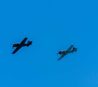 Torre Del Mar, İspanya - 29 Temmuz 2018 uçakları uçan plaj bir sahil kasabasında, Andalusia içinde airshow akrobasi üzerinden