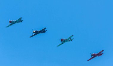 Torre Del Mar, İspanya - 29 Temmuz 2018 uçakları uçan plaj bir sahil kasabasında, Andalusia içinde airshow akrobasi üzerinden