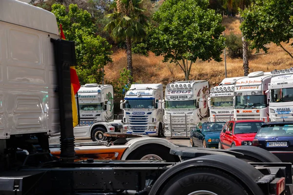 Torrox, İspanya - 22 Temmuz 2018 göster: ziyaretçiler, traktör birimlerinin güçlü makineleri bir Endülüs kasaba meydanında toplandı
