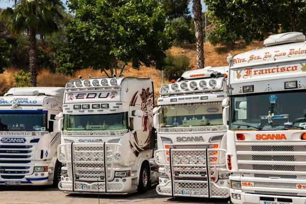 Torrox, İspanya - 22 Temmuz 2018 göster: ziyaretçiler, traktör birimlerinin güçlü makineleri bir Endülüs kasaba meydanında toplandı