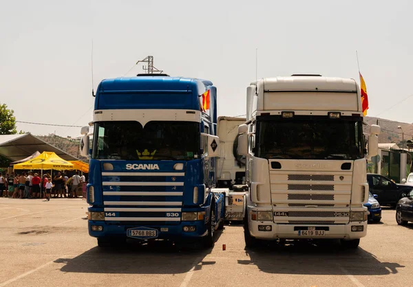 Torrox, İspanya - 22 Temmuz 2018 göster: ziyaretçiler, traktör birimlerinin güçlü makineleri bir Endülüs kasaba meydanında toplandı