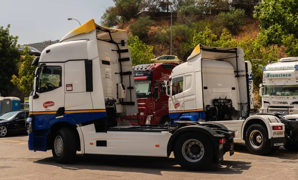 Torrox, İspanya - 22 Temmuz 2018 göster: ziyaretçiler, traktör birimlerinin güçlü makineleri bir Endülüs kasaba meydanında toplandı