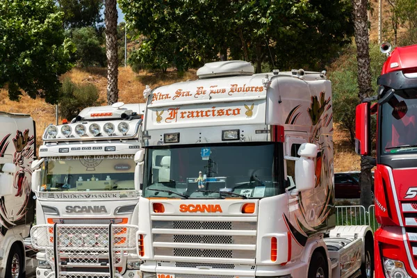 Torrox, İspanya - 22 Temmuz 2018 göster: ziyaretçiler, traktör birimlerinin güçlü makineleri bir Endülüs kasaba meydanında toplandı