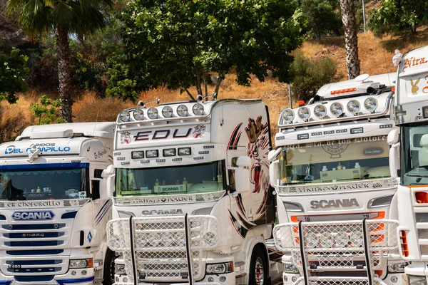 Torrox, İspanya - 22 Temmuz 2018 göster: ziyaretçiler, traktör birimlerinin güçlü makineleri bir Endülüs kasaba meydanında toplandı