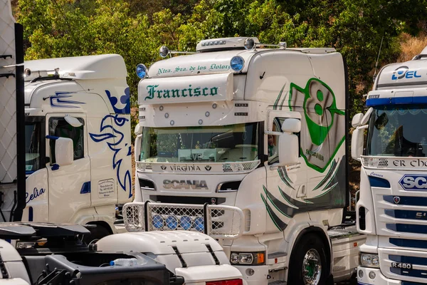 Torrox, İspanya - 22 Temmuz 2018 göster: ziyaretçiler, traktör birimlerinin güçlü makineleri bir Endülüs kasaba meydanında toplandı