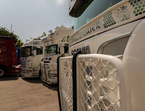 Torrox, İspanya - 22 Temmuz 2018 göster: ziyaretçiler, traktör birimlerinin güçlü makineleri bir Endülüs kasaba meydanında toplandı