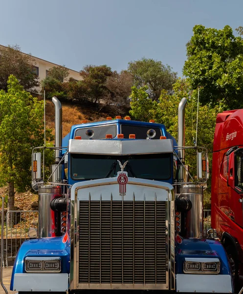 Torrox, İspanya - 22 Temmuz 2018 göster: ziyaretçiler, traktör birimlerinin güçlü makineleri bir Endülüs kasaba meydanında toplandı
