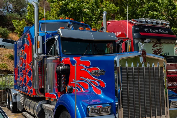 Torrox, İspanya - 22 Temmuz 2018 göster: ziyaretçiler, traktör birimlerinin güçlü makineleri bir Endülüs kasaba meydanında toplandı