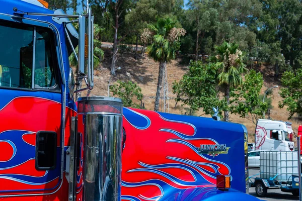 Torrox, İspanya - 22 Temmuz 2018 göster: ziyaretçiler, traktör birimlerinin güçlü makineleri bir Endülüs kasaba meydanında toplandı