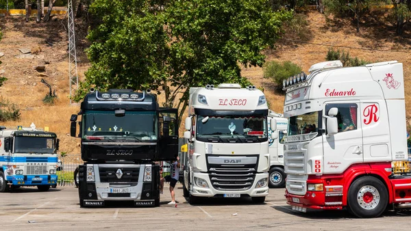 Torrox, İspanya - 22 Temmuz 2018 göster: ziyaretçiler, traktör birimlerinin güçlü makineleri bir Endülüs kasaba meydanında toplandı