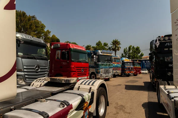Torrox, İspanya - 22 Temmuz 2018 göster: ziyaretçiler, traktör birimlerinin güçlü makineleri bir Endülüs kasaba meydanında toplandı