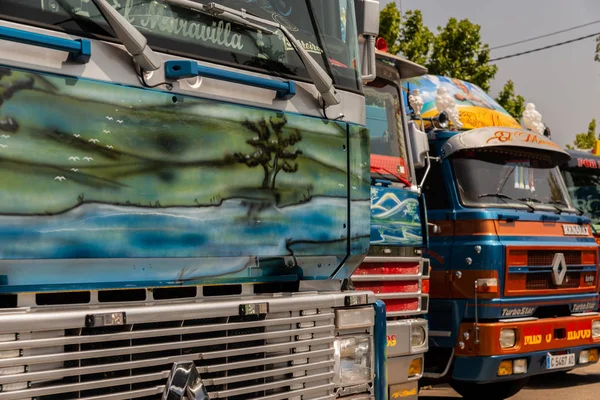 Torrox, İspanya - 22 Temmuz 2018 göster: ziyaretçiler, traktör birimlerinin güçlü makineleri bir Endülüs kasaba meydanında toplandı