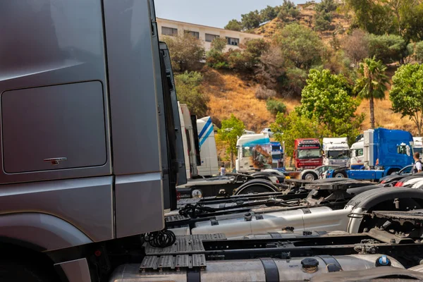 Torrox, İspanya - 22 Temmuz 2018 göster: ziyaretçiler, traktör birimlerinin güçlü makineleri bir Endülüs kasaba meydanında toplandı