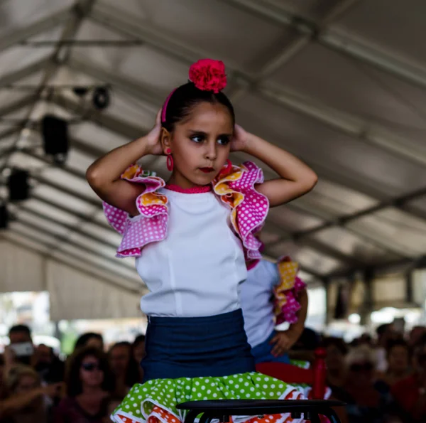 Torre Del Mar, İspanya - 22 Temmuz 2018 Latin dans gösterisi bir dans grubu tarafından İspanyol müzik, ritim içinde gerçekleştirilen çocuk halk kostümleri seyirci önünde dans gösterisi gerçekleştirme