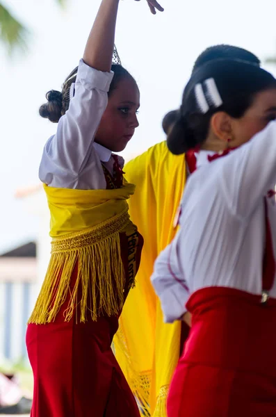 Torre Del Mar, İspanya - 22 Temmuz 2018 Latin dans gösterisi bir dans grubu tarafından İspanyol müzik, ritim içinde gerçekleştirilen çocuk halk kostümleri seyirci önünde dans gösterisi gerçekleştirme