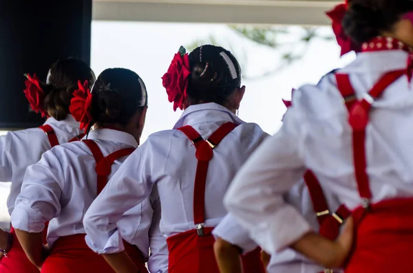 Torre Del Mar, İspanya - 22 Temmuz 2018 Latin dans gösterisi bir dans grubu tarafından İspanyol müzik, ritim içinde gerçekleştirilen çocuk halk kostümleri seyirci önünde dans gösterisi gerçekleştirme