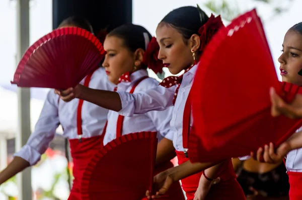 Torre Del Mar, İspanya - 22 Temmuz 2018 Latin dans gösterisi bir dans grubu tarafından İspanyol müzik, ritim içinde gerçekleştirilen çocuk halk kostümleri seyirci önünde dans gösterisi gerçekleştirme