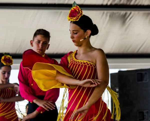 Torre Del Mar, İspanya - Latin dans dans grup tarafından İspanyol müzik, ritim 22 Temmuz 2018 göstermek gençlik halk kostümleri seyirci önünde dans gösterisi gerçekleştirme