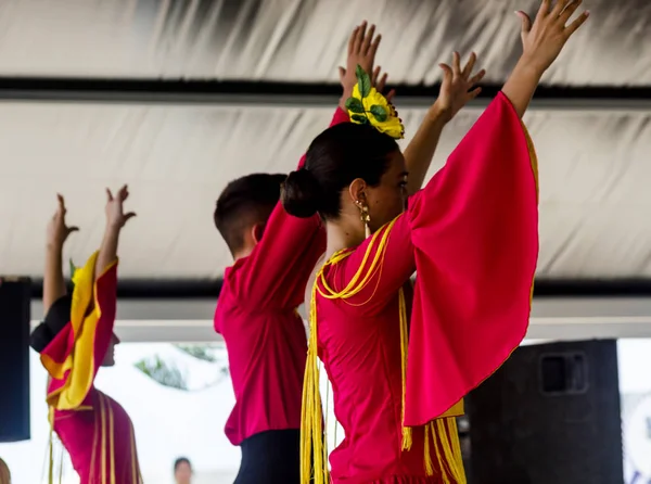Torre Del Mar, İspanya - Latin dans dans grup tarafından İspanyol müzik, ritim 22 Temmuz 2018 göstermek gençlik halk kostümleri seyirci önünde dans gösterisi gerçekleştirme