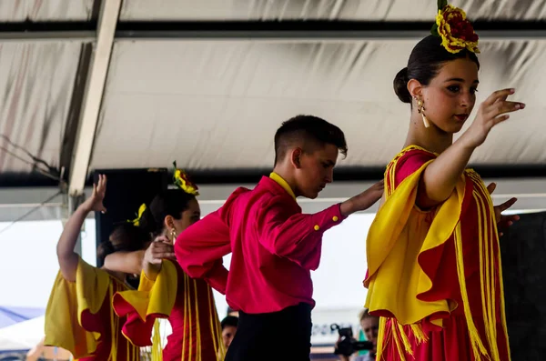 Torre Del Mar, İspanya - Latin dans dans grup tarafından İspanyol müzik, ritim 22 Temmuz 2018 göstermek gençlik halk kostümleri seyirci önünde dans gösterisi gerçekleştirme